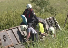 Водитель 74 лет заснул за рулем? Новые детали страшной аварии под Смилтене