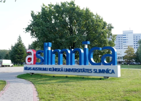 Aizvien vairāk Austrumu slimnīcas pacientu izvēlas lietot pašapkalpošanās stendus, lai izvairītos no rindām. 