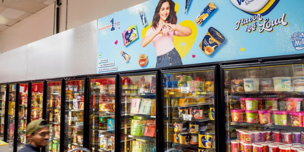 Trešdien darbinieks izliek preces uz plauktiem "New India Bazar" veikalā. Lielākā daļa produktu ir importētas no Indijas un Kanādas.