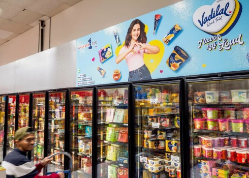 Trešdien darbinieks izliek preces uz plauktiem "New India Bazar" veikalā. Lielākā daļa produktu ir importētas no Indijas un Kanādas.