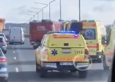 VIDEO: smaga avārija uz Dienvidu tilta - notikuma vietā strādā glābēji un mediķi