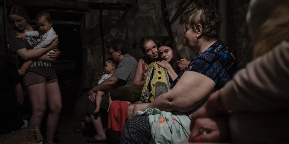 Cilvēki Ukrainā slēpjas patvertnē. 