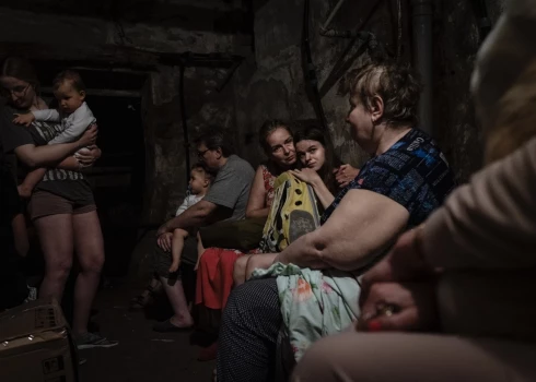 Cilvēki Ukrainā slēpjas patvertnē. 