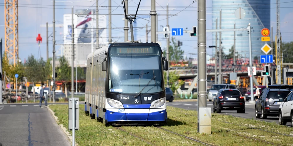 No 11. līdz 14. augustam, no 18. līdz 21. augustam un no 25. līdz 28. augustam pie tramvaju galapunkta “Ķengarags” notiks tramvaja sliežu pārmiju pārbūve. 
