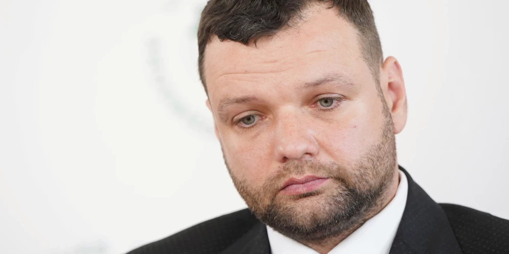 Labklājības ministrs Reinis Uzulnieks piedalās preses konferencē, kurā aktualizē arodbiedrību lomu demokrātiskā sabiedrībā un atgādina, ka izaugsmes grūtības nevar pārvarēt uz darbinieku interešu rēķina.