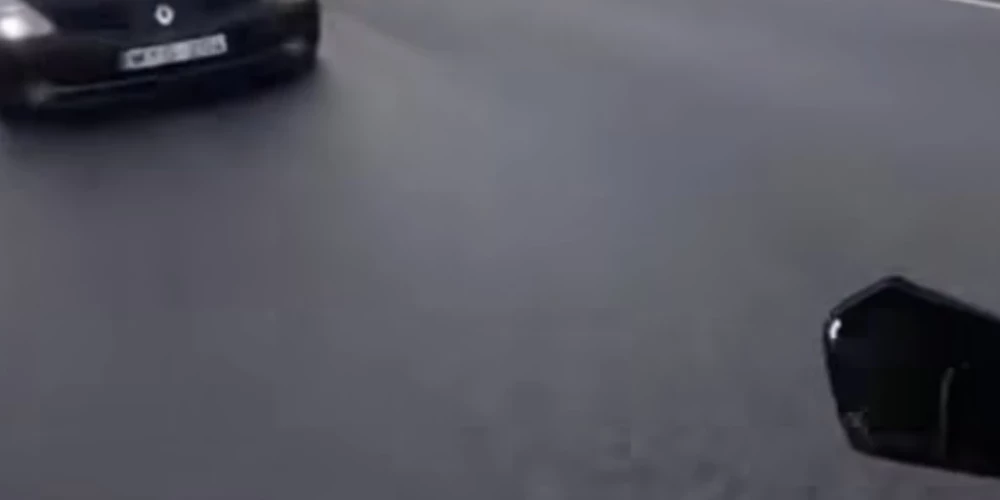 Automašīnas vadītājs ignorē luksoforu un gandrīz notriec motociklistu.