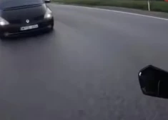 Varēja beigties daudz ļaunāk – automašīnas vadītājs ignorē luksoforu un gandrīz notriec motociklistu. VIDEO 
