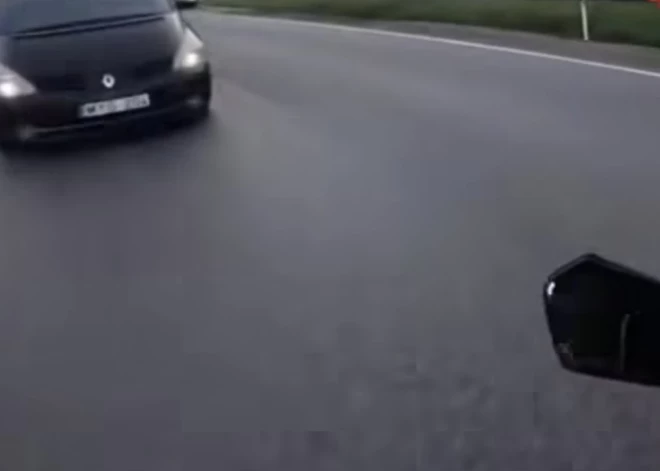 Varēja beigties daudz ļaunāk – automašīnas vadītājs ignorē luksoforu un gandrīz notriec motociklistu. VIDEO