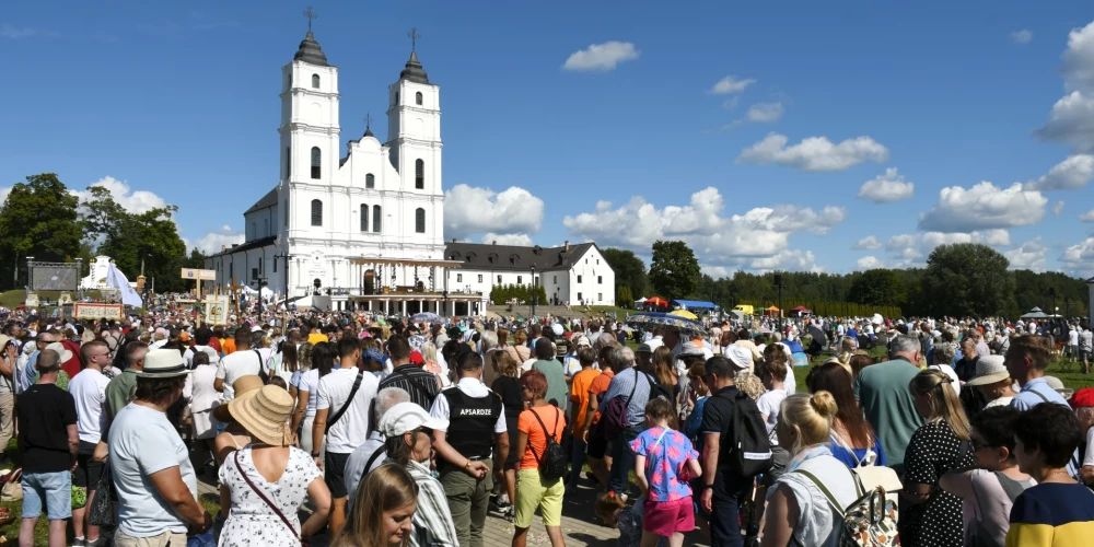 Vissvētākās Jaunavas Marijas Debesīs uzņemšanas svētki Aglonā.
