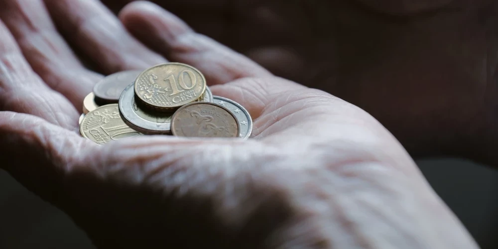 Старость проходит на пособиях. 