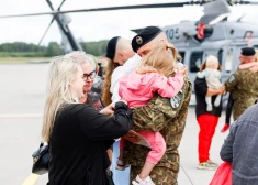  FOTO: ar prieku un asarām mājās sagaidīti Latvijas karavīri, kas atgriezušies no Kosovas