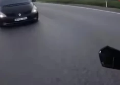 ВИДЕО: могло закончиться гораздо хуже - водитель поехал на красный и едва не сбил мотоциклиста