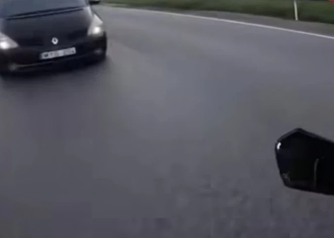 ВИДЕО: могло закончиться гораздо хуже - водитель поехал на красный и едва не сбил мотоциклиста