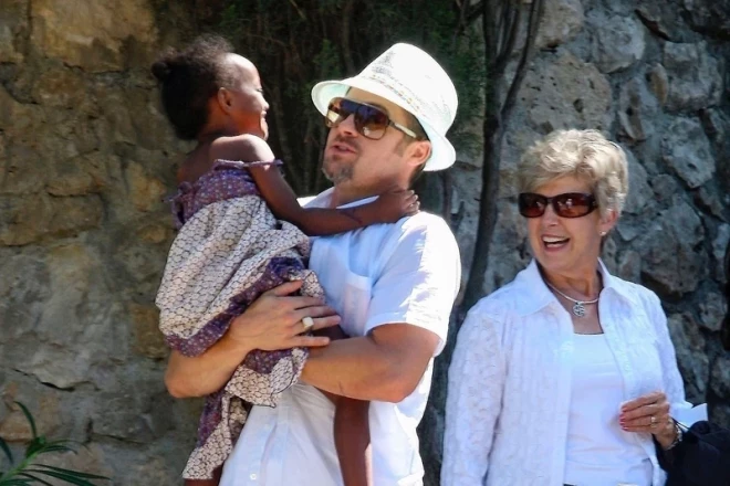 Брэд с матерью и приемной дочерью Захарой в 2008 году.