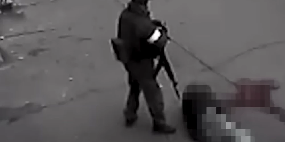 Krievu karavīrs ierastā nodarbē Bučā (ekrānuzņēmums no video)