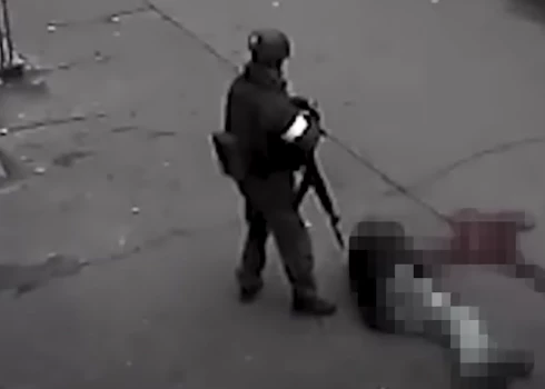 Krievu karavīrs ierastā nodarbē Bučā (ekrānuzņēmums no video)