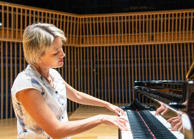 Pianiste Arta Arnicāne koncertzālē “Latvija” ierakstījusi Morisa Ravēla klaviermūzikas albumu