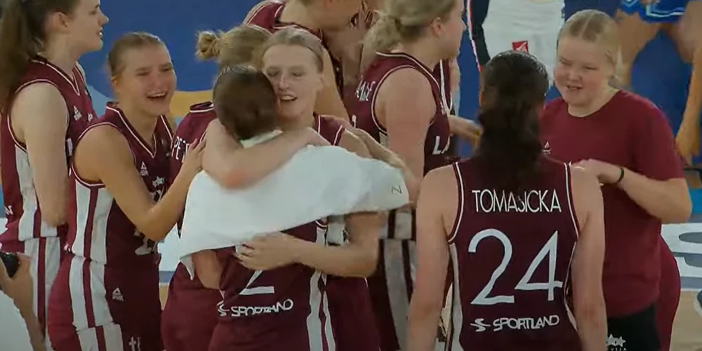 Latvijas U-20 izlases dāmas līksmo pēc uzvaras pār Franciju (ekrānuzņēmums no video)