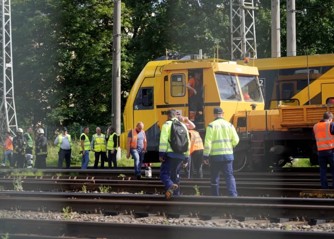ВИДЕО: хаос на рельсах - на Центральном вокзале поезд Рига-Огре столкнулся с дрезиной LDz