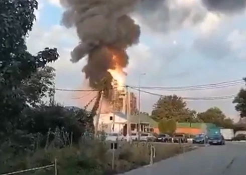 Degošā Afipskas naftas pārstrādes rūpnīca (ekrānuzņēmums no "X")