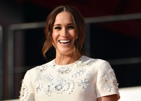 Megana Mārkla atkārtoti uzvilkusi 2021. gadā nēsātu kleitu.