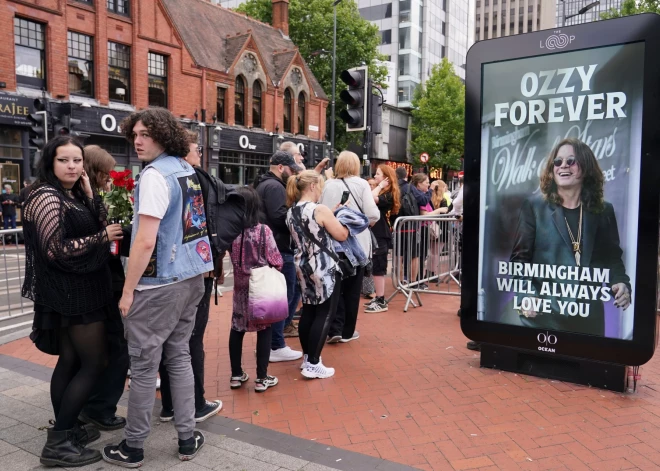 Amerikāņu rokgrupa patriec basģitāristu par attēlu sakarā ar Ozija Osborna nāvi