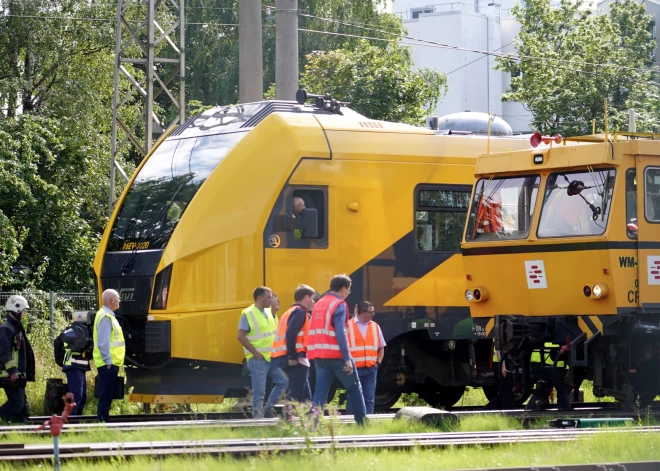 "Я спокойно сидел в поезде, и вдруг - удар" - очевидец о столкновении поезда в Риге