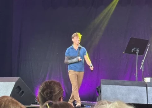 Maksims Galkins ar roku ģipsī (ekrānuzņēmums no "Telegram")