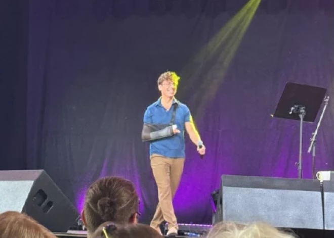 Maksims Galkins savainots Jūrmalā. Viņu notriekusi automašīna