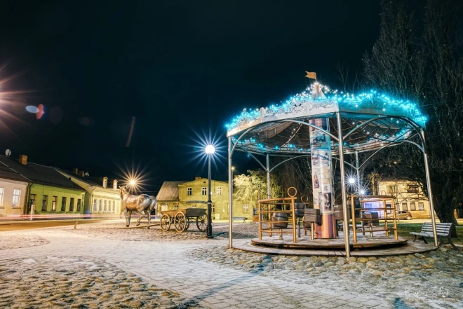Pirms 13 gadiem uzstādītais bērnu karuselis vietā, kur 1670. gadā tika pasludināts par Jēkabpils pilsētas nodibināšanu vairs nerada godu pilsētniekiem, ne arī prieku pilsētas viesiem.