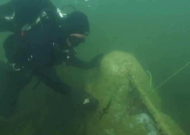 FOTO: Bolderājas karjerā atrasta zemūdene