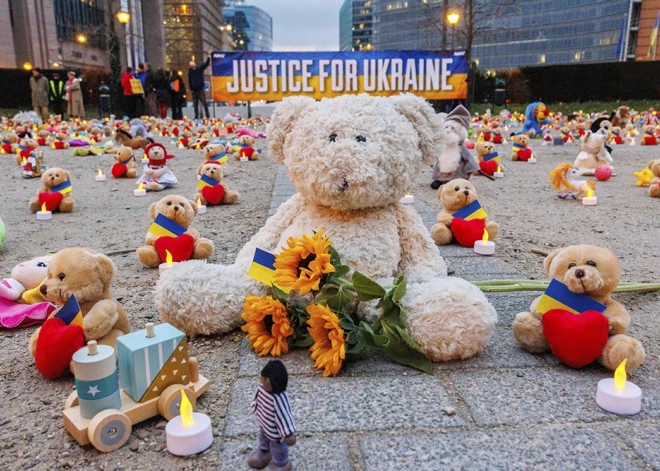 Krievija atver nozagto Ukrainas bērnu "vergu tirgu" - lietotāji var izvēlēties viņus pēc acu krāsas