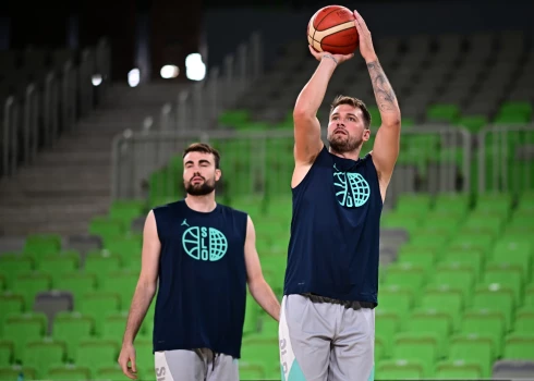Luka Dončičs izpilda metienu Slovēnijas izlases treniņā. 