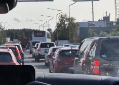VIDEO: "Kas būs, kad sāksies skola?" cilvēkus dzen izmisumā milzīgie sastrēgumi uz A7 šosejas