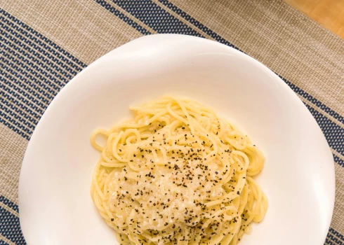 Itāļu pastas ēdiens - cacio e pepe.