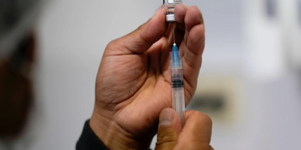 "Pfizer un "BioNTech" maksās 740 miljonus dolāru GSK un "CureVac" mierizlīgumā par Covid-19 vakcīnu. 