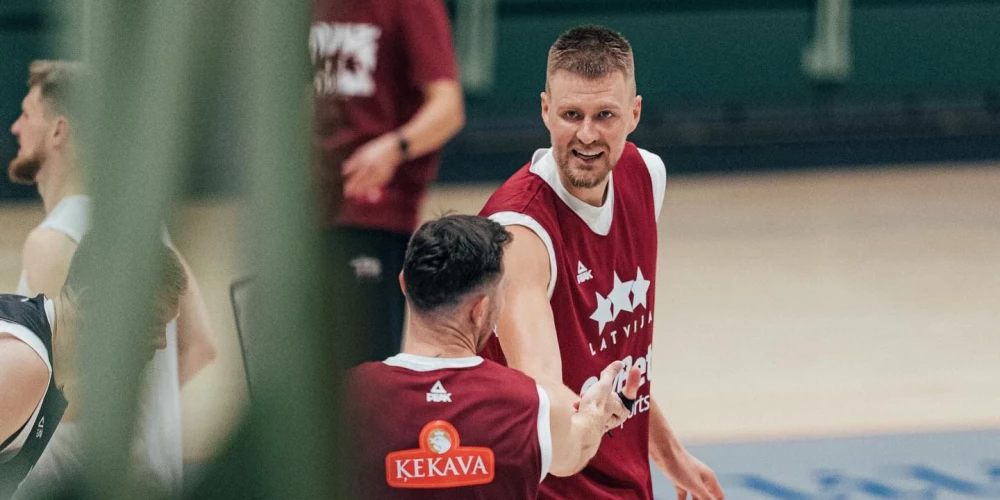 Kristaps Porziņģis izlases treniņā apspriežas ar Dāvi Bertānu.