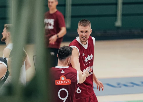 Kristaps Porziņģis izlases treniņā apspriežas ar Dāvi Bertānu.