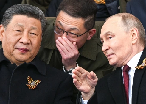 Ķīnas prezidents Sji Dzjiņpins 9. maijā Maskavā kopā ar Krievijas diktatoru Vladimiru Putinu