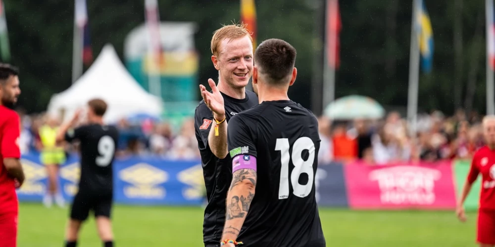 Titulētais biatlonists (centrā) nu sevi pierāda futbolā. 