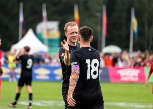 Titulētais biatlonists (centrā) nu sevi pierāda futbolā.