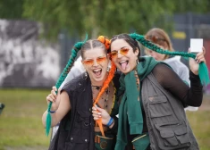 FOTO: Lietus netraucē ballītei – Lucavsalā atklāts “Positivus” festivāls
