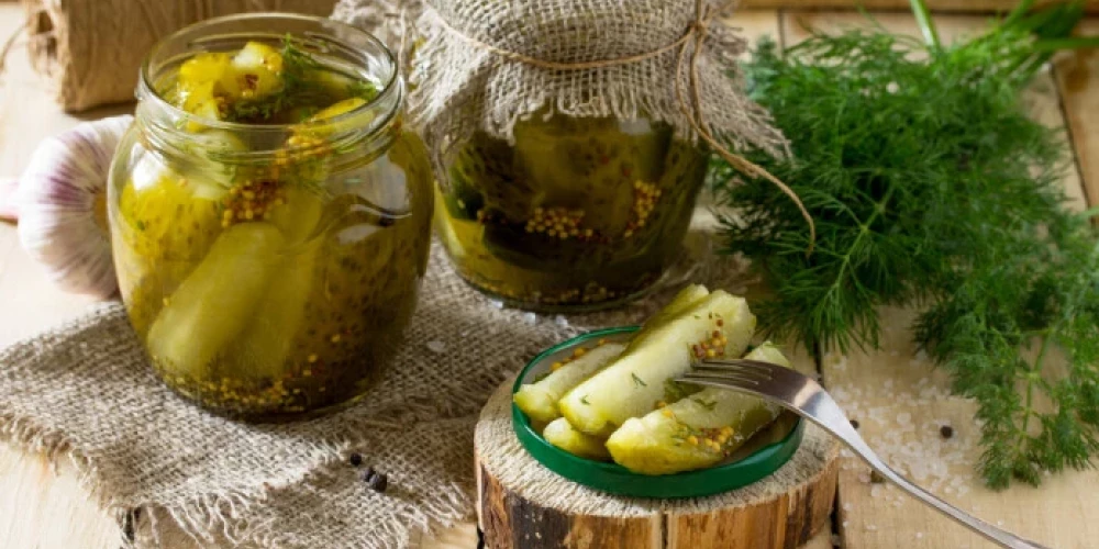 Var izmantot lielus, pāraugušus, dzeltenus gurķus. Foto: Shutterstock