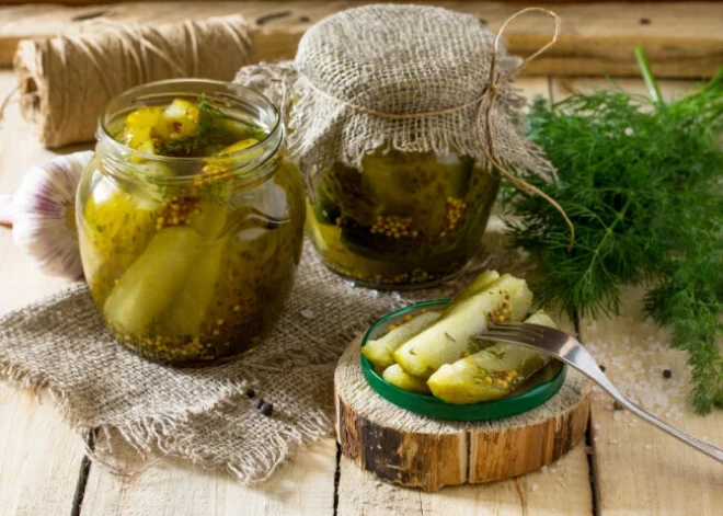Pāraugušu gurķu konservēšana. Sinepju gurķu recepte