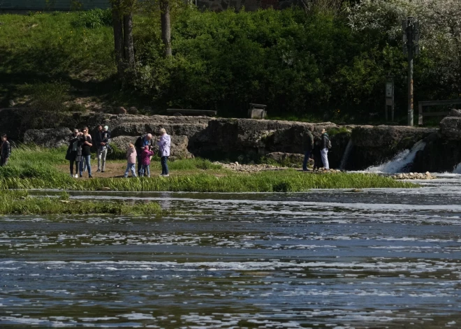 Pēc piesārņojuma samazināšanās atcelts aizliegums peldēties pie Ventas rumbas