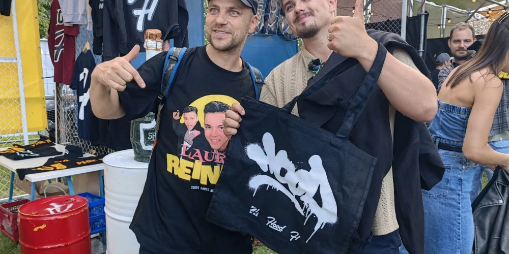 Ozols "Positivus" festivālā ar Laura Reinika kreklu.