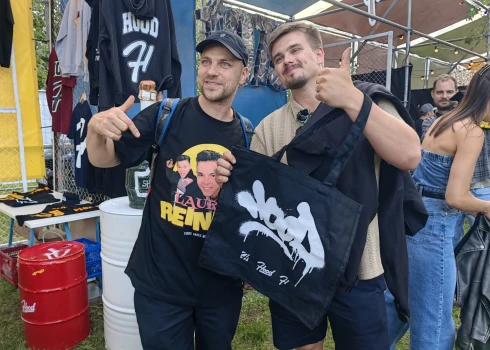 Ozols "Positivus" festivālā ar Laura Reinika kreklu.