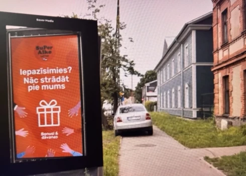В Риге водитель Volkswagen уехал на тротуар, пытаясь избежать ДТП.