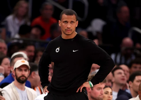 NBA klubs "Celtics" noslēdz ilgtermiņa līgumu ar galveno treneri Džo Mazulu.