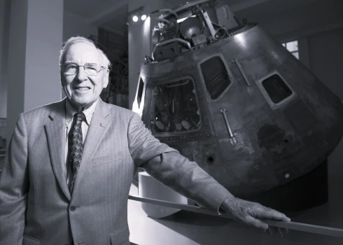 Džeimss Lovels – leģendārais “Apollo 13” komandieris, kurš pārvērta neveiksmīgu Mēness misiju par vienu no NASA spožākajiem triumfiem.